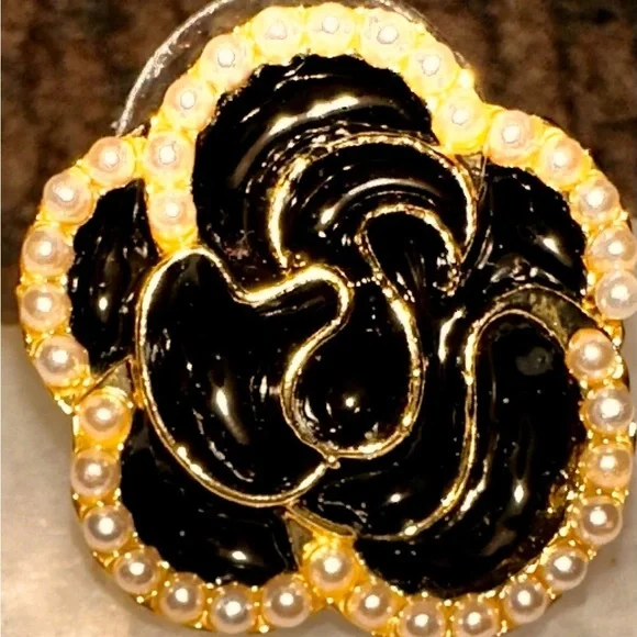 Elegant Black and Gold Floral Earrings - Picture 2 of 2
